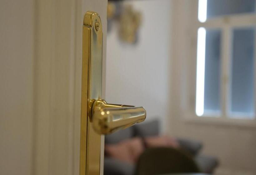 Студия Deluxe, V62 Studio Apartments  In The Downtown