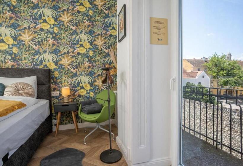 Студио Стандарт с Балконом, V62 Studio Apartments  In The Downtown