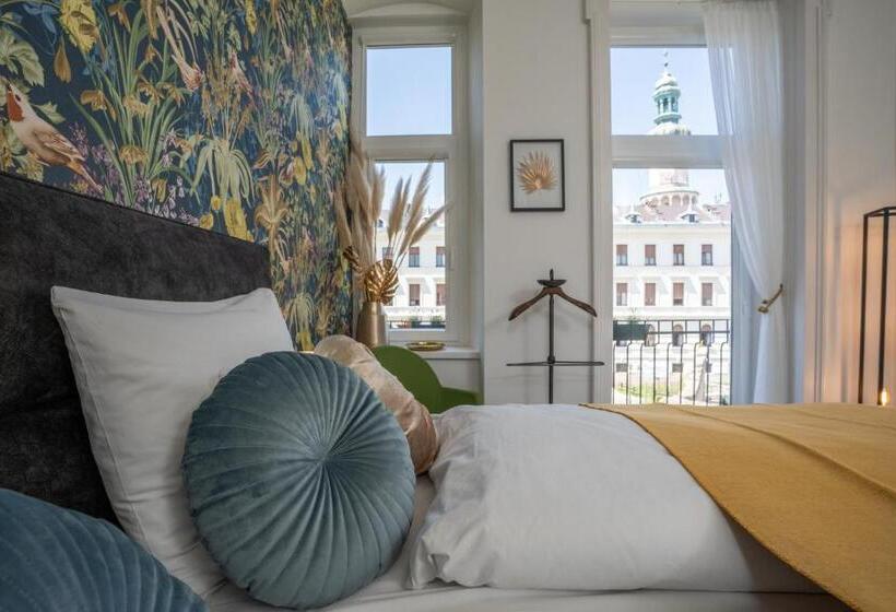 Студио Стандарт с Балконом, V62 Studio Apartments  In The Downtown