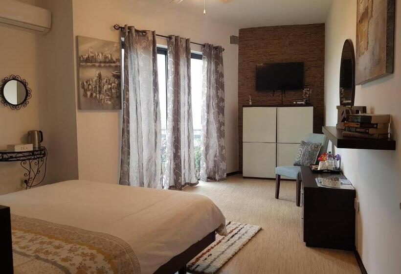اتاق لوکس, Sunshine Court