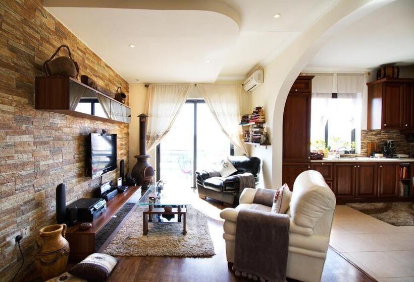 اتاق لوکس, Sunshine Court