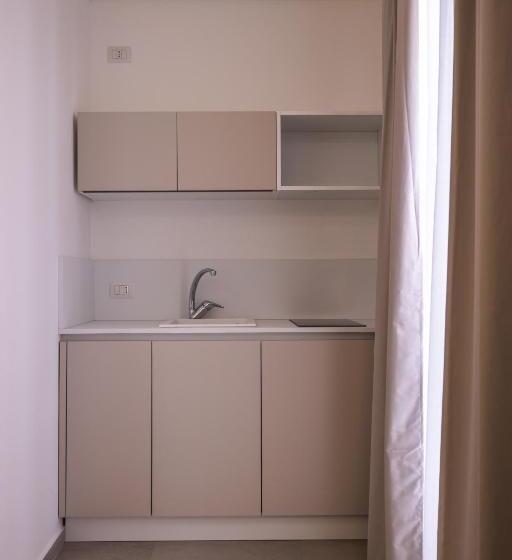 اتاق ساده سه نفره, Atena Room