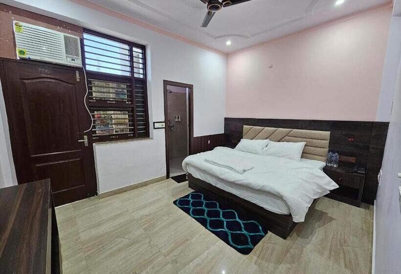 Номер Deluxe, Divine Place