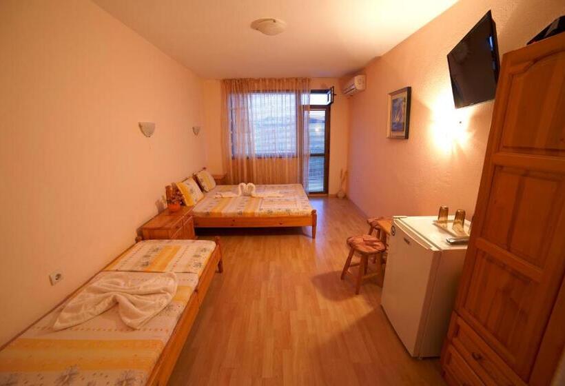 غرفة قياسية ثلاثية مزودة بشرفة, Primorski Briz Guest House