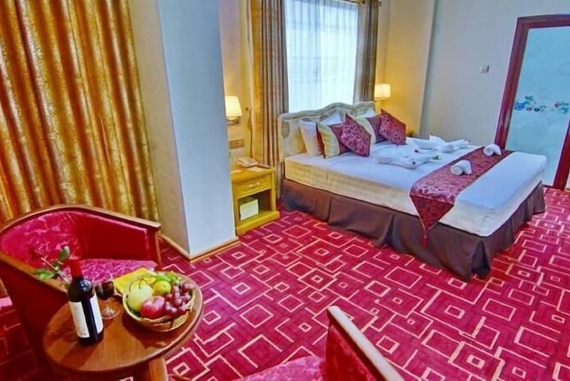 Deluxe Room, Myat Nan Yone