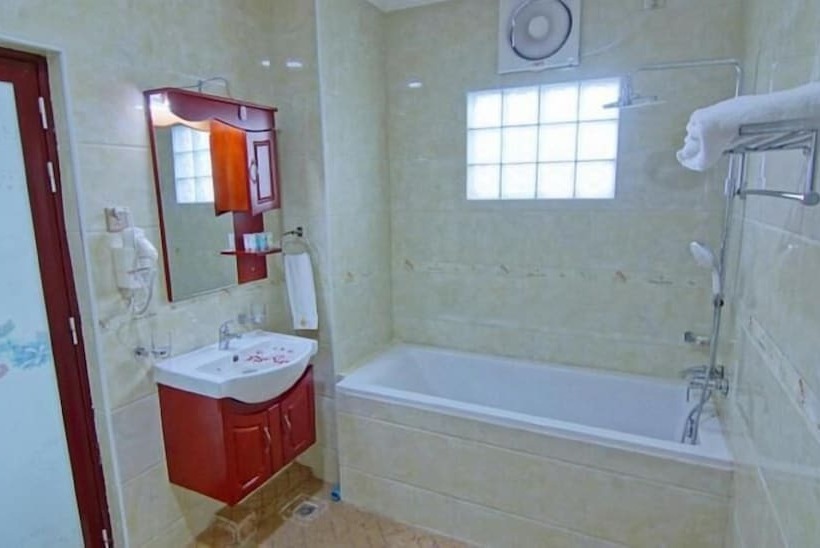 Suite, Myat Nan Yone