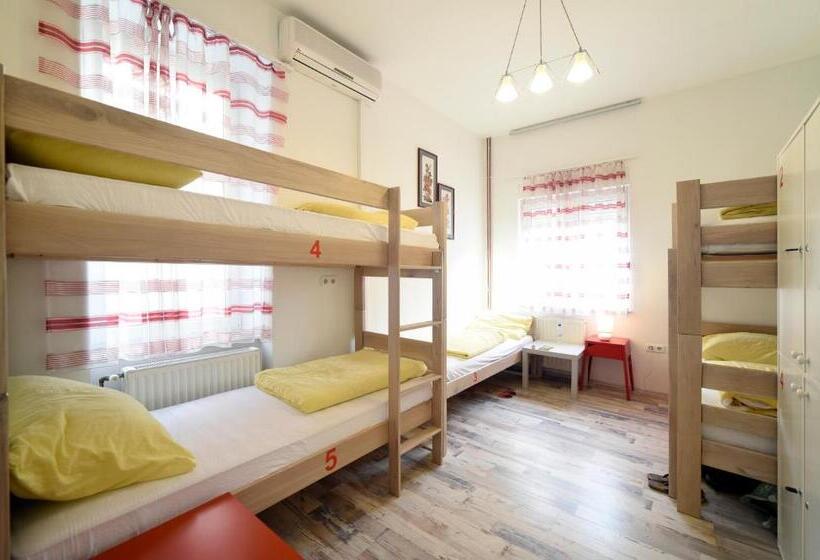 تختخواب در اتاق مشترک, Hostel Temza