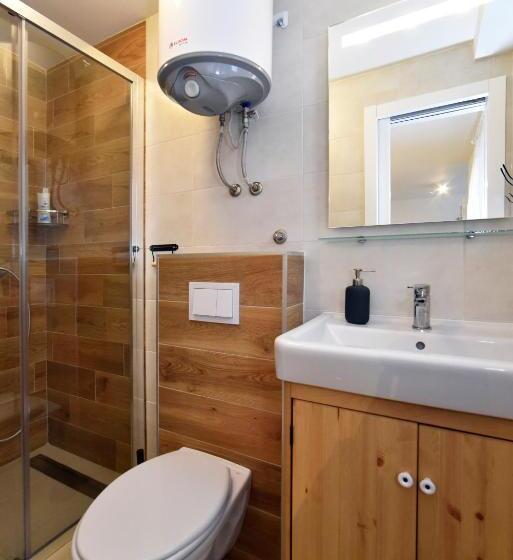 استودیوی لوکس, Hostel Temza
