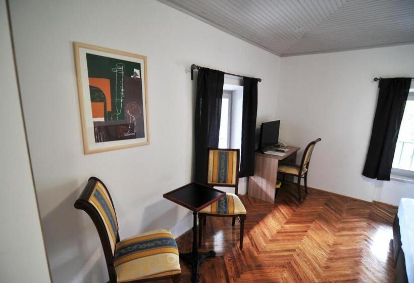 패밀리 룸, Villa Laurel