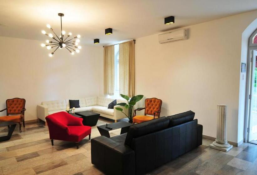 패밀리 룸, Villa Laurel