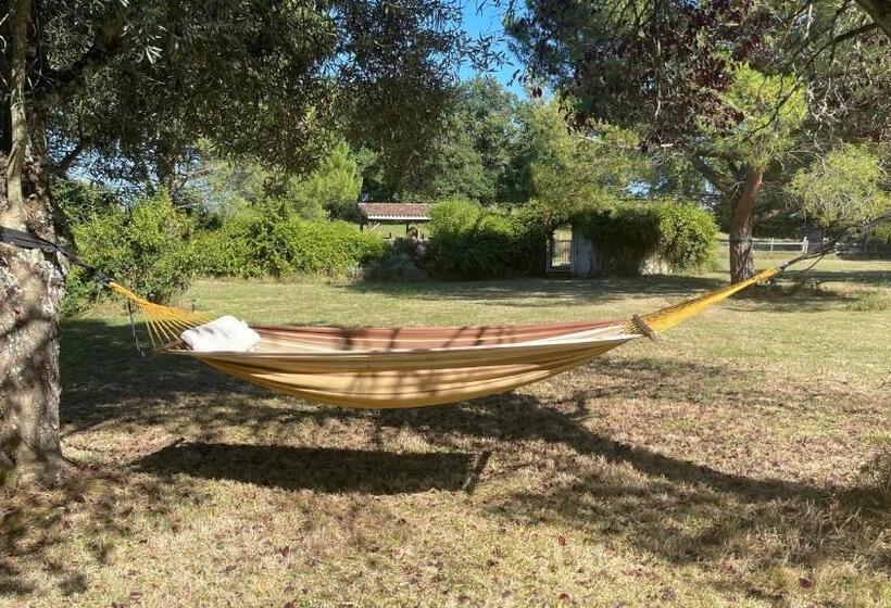 Трехместный Номер Стандарт Вид на Сад, Hameau Du Hour   Chambre D Hôtes Et Gîtes