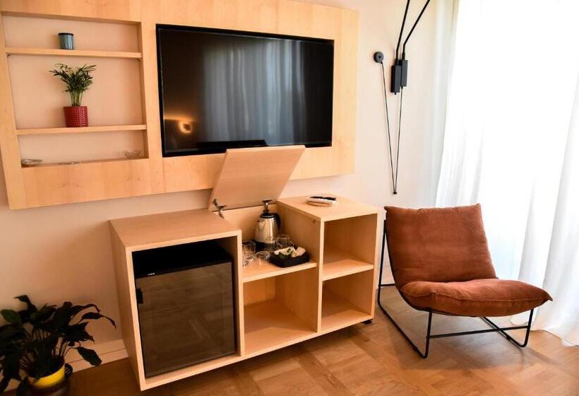 سوییت با چشم‌انداز دریا, Uefio   Luxury Suites