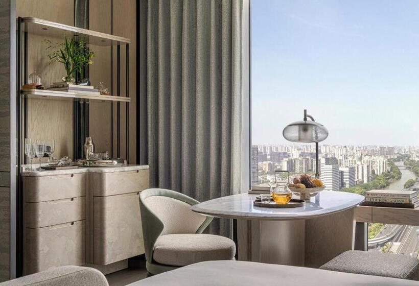 Номер Deluxe Вид на Канал, Four Seasons Hotel Hangzhou At Hangzhou Centre