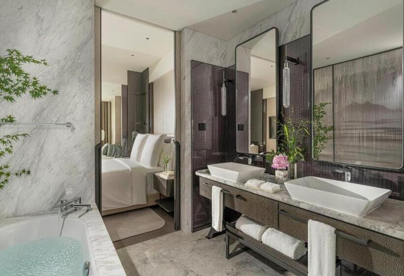 Номер Премиум, Four Seasons Hotel Hangzhou At Hangzhou Centre