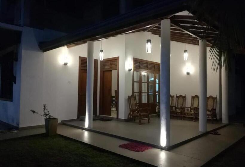 Бунгало Стандарт 3 Спальни, Anuradhapura Peacock Garden Holiday Bungalow