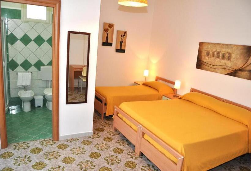 اتاق استاندارد سه تخته با چشم‌انداز باغ, B&b Oasi