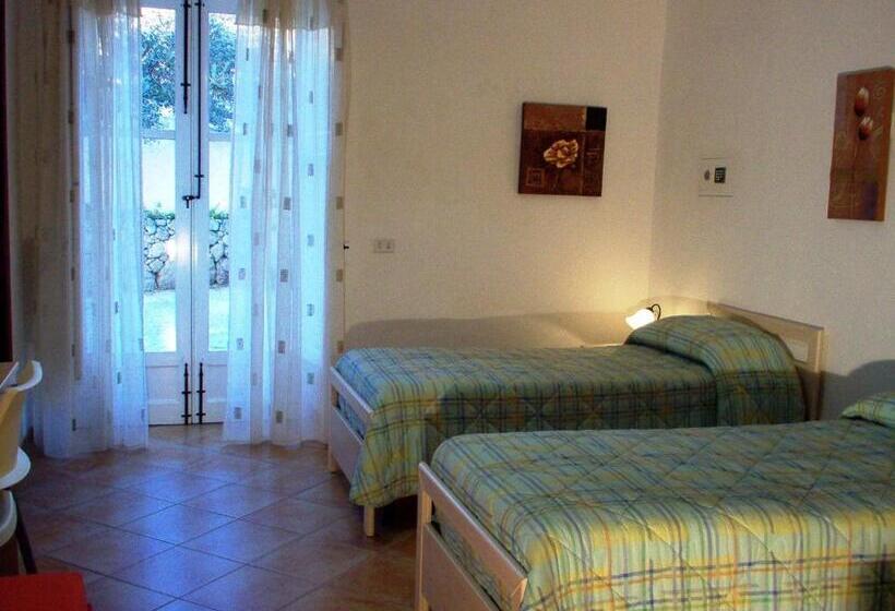 اتاق لوکس با چشم‌انداز باغ, B&b Oasi