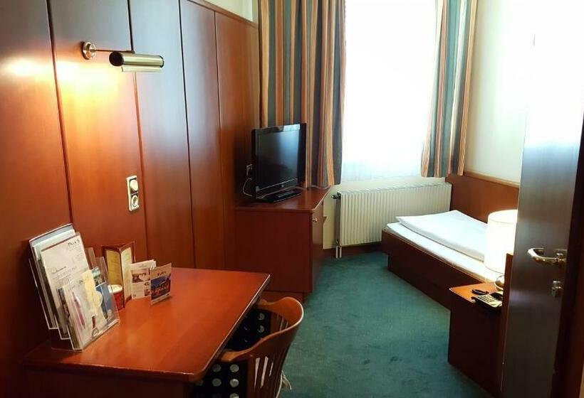 חדר סטנדרט יחיד, Paul S