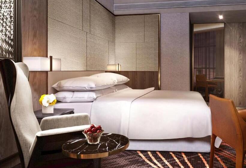 Люкс Клуб, Sheraton Kuching