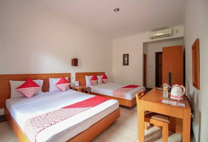 Номер Deluxe, Reddoorz Plus At Hotel Sofia Pangandaran