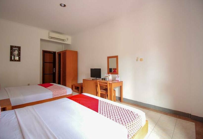 Номер Deluxe, Reddoorz Plus At Hotel Sofia Pangandaran