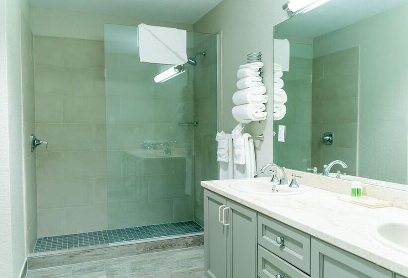 سوئیت با تخت بزرگ, The Grand Caymanian Resort