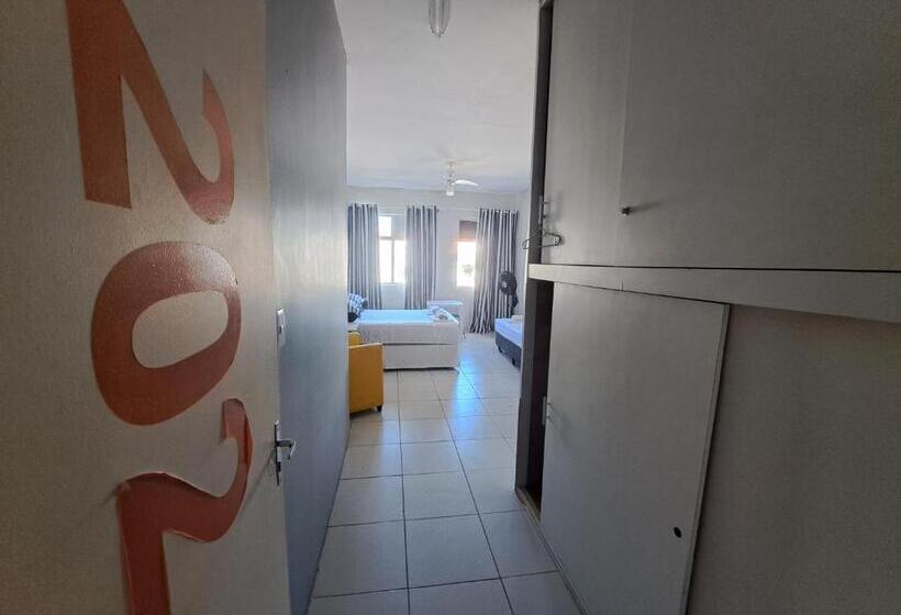 غرفة سوبيريور ثلاثية مطلّة علي البحر, Mangue Oranje Hostel