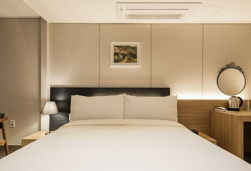 اتاق استاندارد, The First Stay