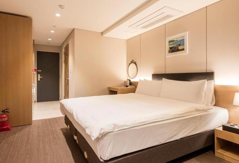 اتاق استاندارد, The First Stay