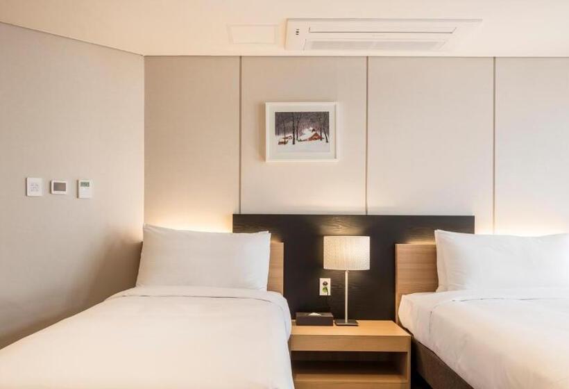 스위트, The First Stay