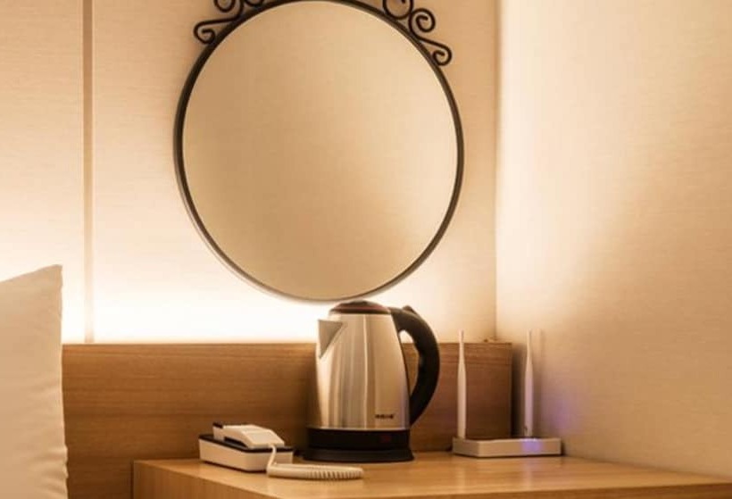 اتاق لوکس, The First Stay