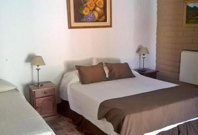 Трехместный Номер Стандарт Совместная Ванная, Hostal Tierra De Vinos