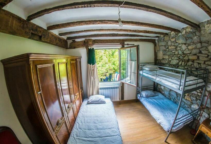 Кровать в Общей Комнате, Surf Camp San Sebastian Partyhostel
