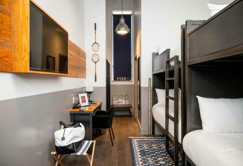 Quarto Quádruplo Standard, The Chicago Hotel Collection River North