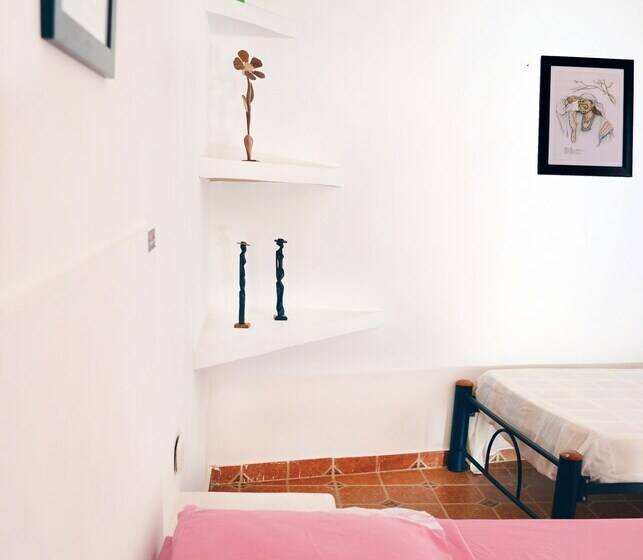 스탠다드 트리플 룸, Hostal Dumbira