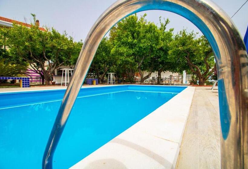 Стандартный четырехместный номер с видом на бассейн, Villa Nicodemo