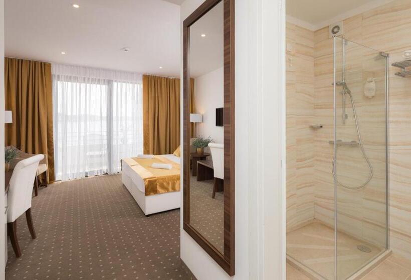 חדר סופריור לשלושה עם נוף לים, Perla