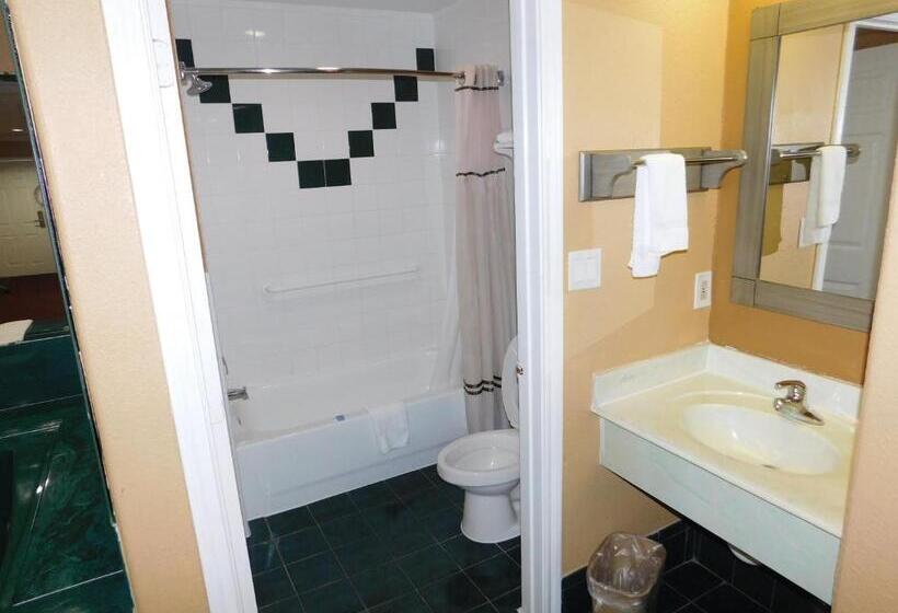 מיטת קינג בסוויטה, Regency Inn & Suites Beaumont
