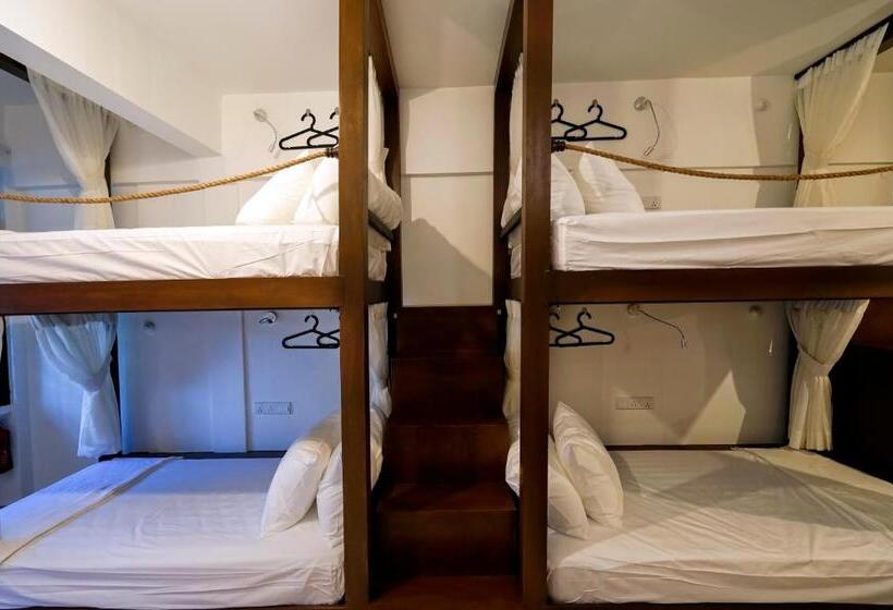 تختخواب در اتاق مشترک, Leisure Lodge