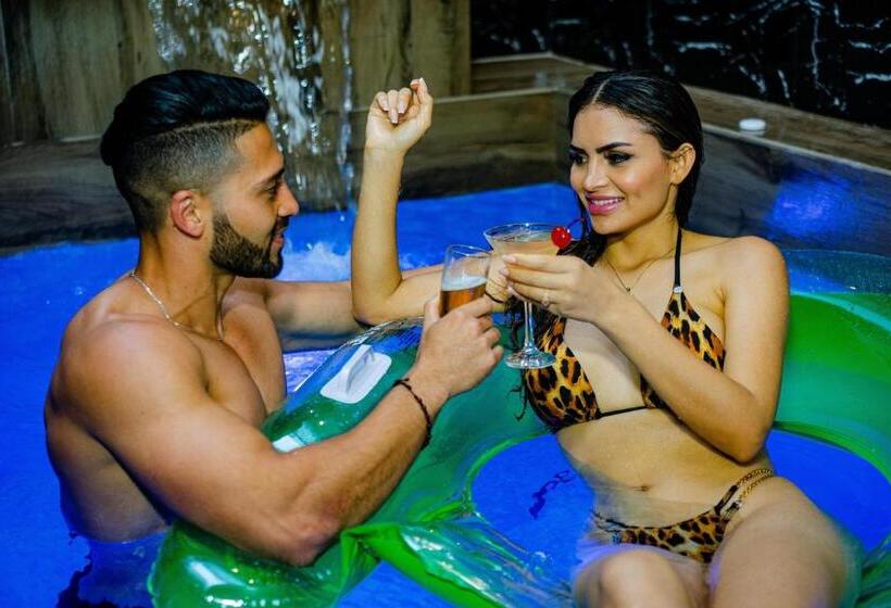 Люкс с Бассейном, Orei Private Suites Adult Only