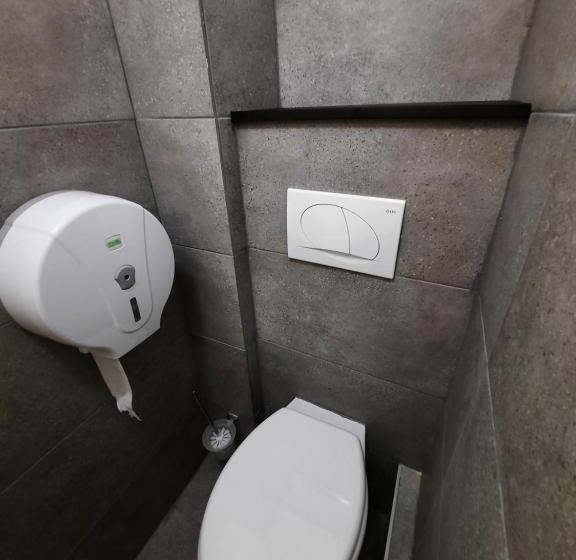 Четырехместный номер эконом класса с общей ванной комнатой, Lima Hostel Győr