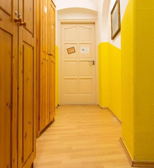 Четырехместный номер эконом класса с общей ванной комнатой, Lima Hostel Győr
