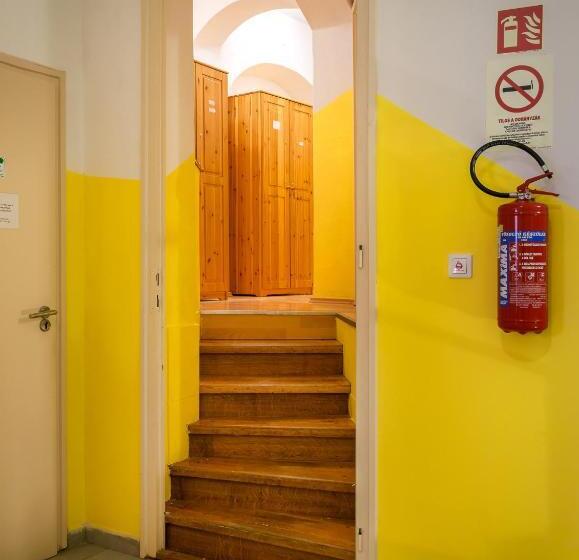 Четырехместный номер эконом класса с общей ванной комнатой, Lima Hostel Győr
