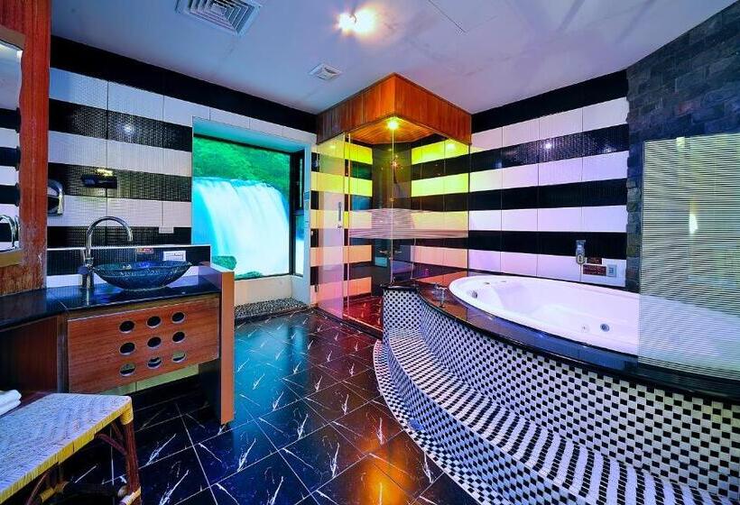 اتاق لوکس, Hakodate Motel