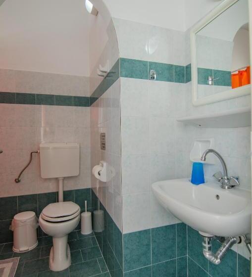 غرفة قياسية ثلاثية, Athena Rooms