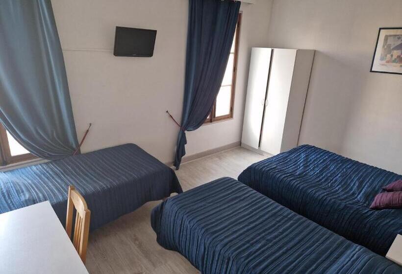 Семейный Номер, Hôtel Du Commerce