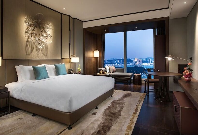 带景观的带双人床的标准间, Hualuxe Xiamen Haicang Habour View   An Ihg