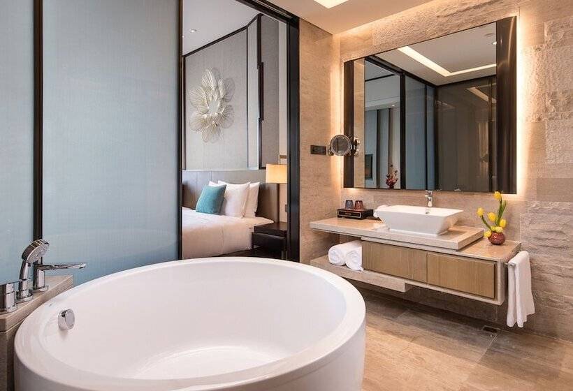 高级客房, Hualuxe Xiamen Haicang Habour View   An Ihg