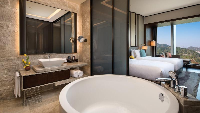 带大床的标准间, Hualuxe Xiamen Haicang Habour View   An Ihg