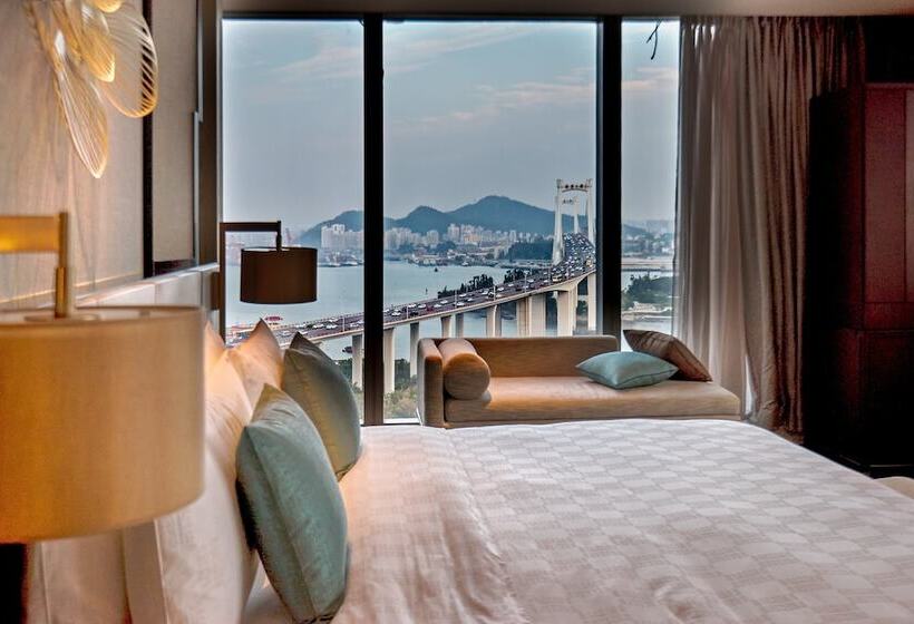 带景观的带双人床的标准间, Hualuxe Xiamen Haicang Habour View   An Ihg